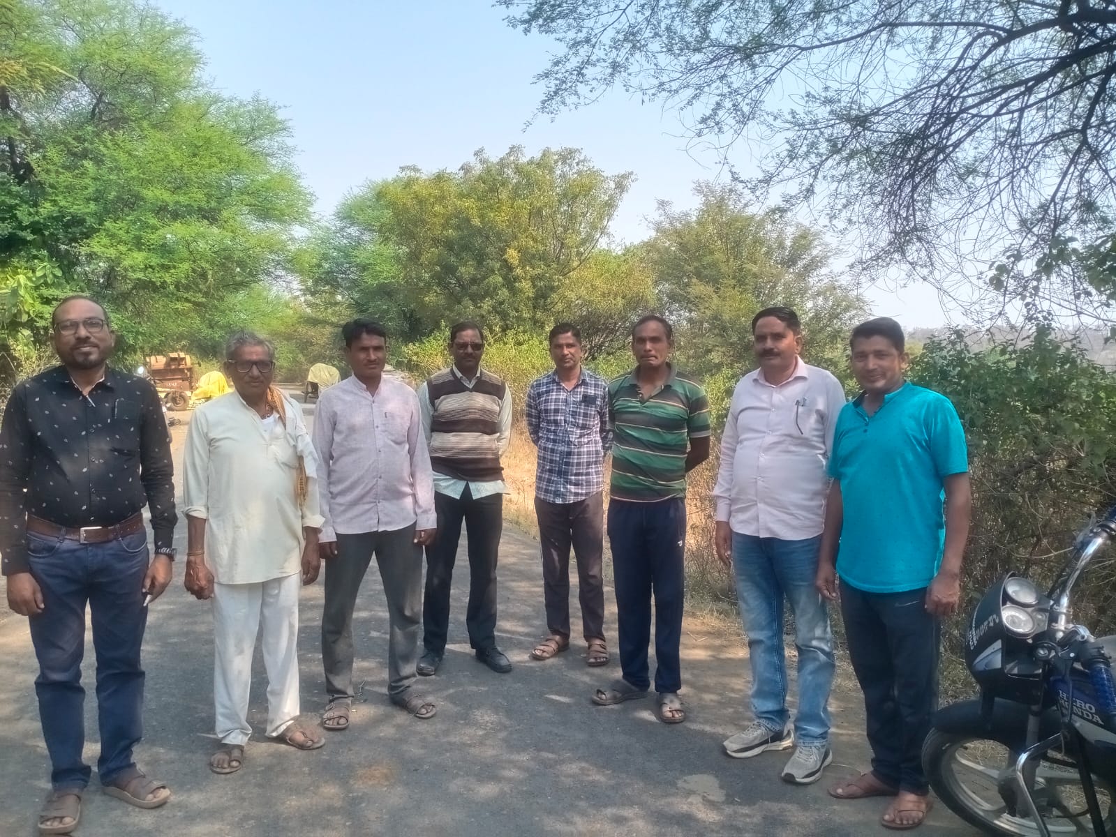 कृषी अधिकाऱ्यांनी केली उत्तम राठोड यांच्या फळबागाची पाहणी