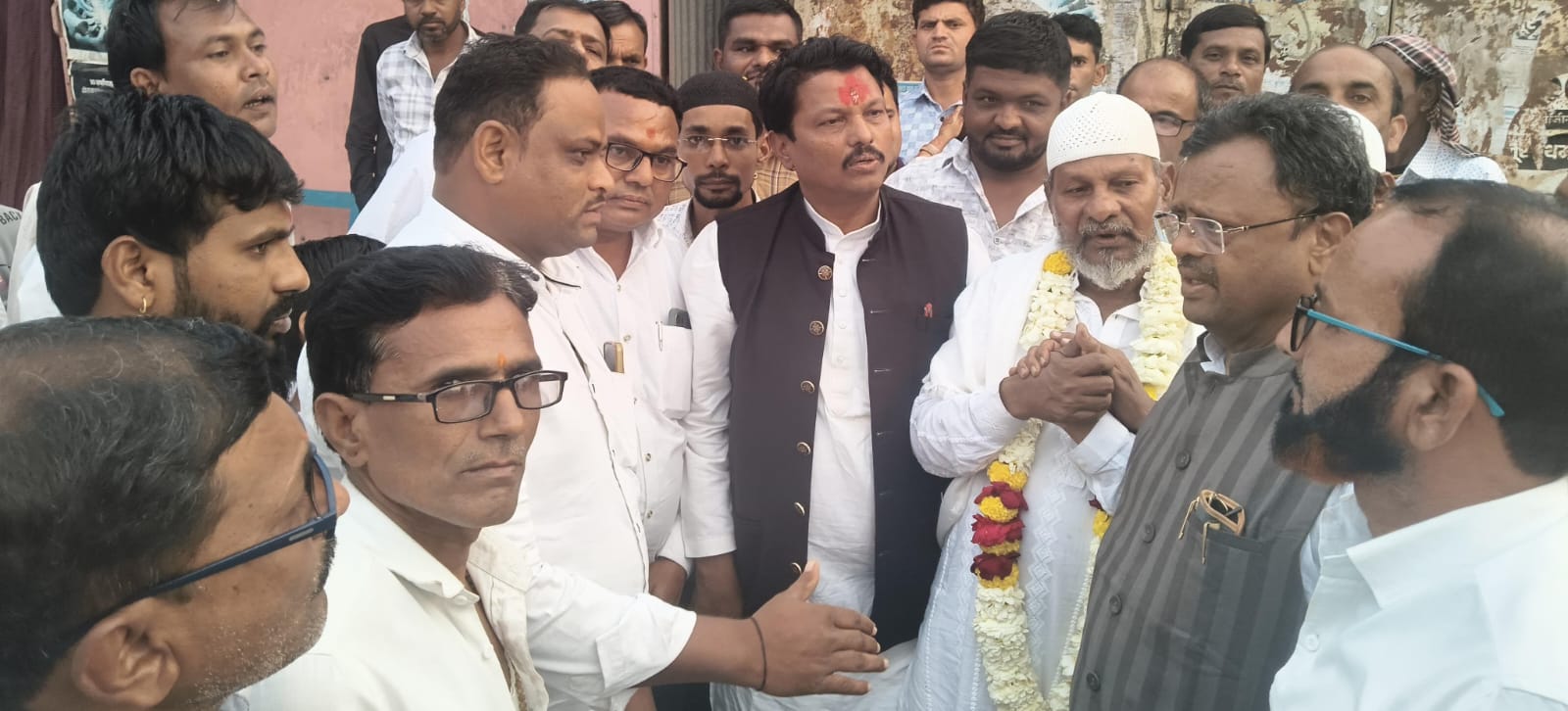 सुलतानपूर येथील सुभान मुसा शेख त्यांच्या पत्नी पवित्र उमरा यात्रेसाठी भावनिक निरोप समारंभात रवाना