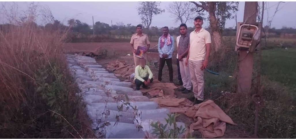 जवाहर नगर पोलिसांची मोह फुलाच्या हातभट्टी दारूवर रेड…..!!