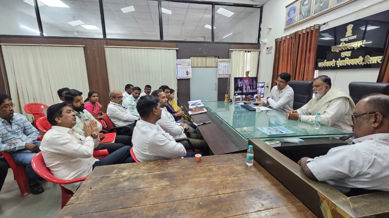 *खा. राजाभाऊ वाजे यांच्या उपस्थितीत तहसील मध्ये मनेगाव सहित 22 गावे पाणीपुरवठा योजनेची बैठक संपन्न