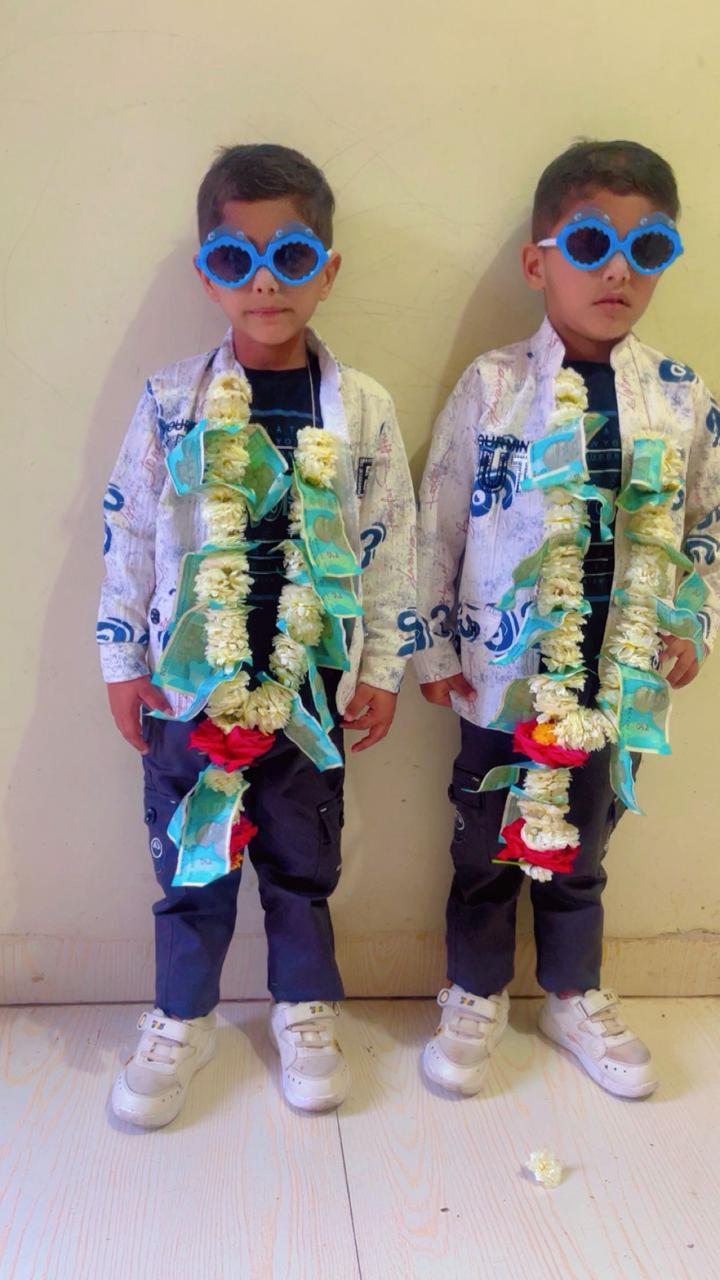 पवित्र रमजान महिन्यात दोन चिमुकल्या जुळ्या  भावांनी