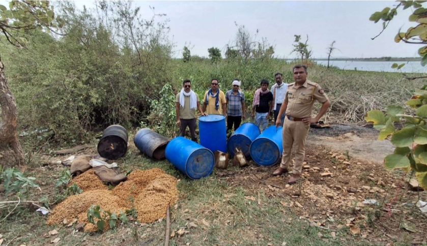 अड्याळ पोलिसांची अवैध हातभट्टीवर मोठी कारवाई;  १.४१ लाखांचा मुद्देमाल जप्त.