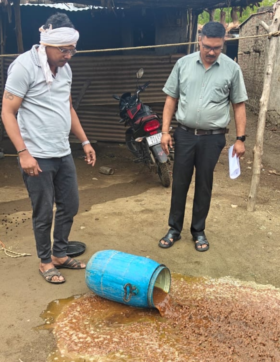 बदली होताच बाजीराव सिंघम मैदानात महागावात दारू अवैध हातभट्टी वर ए.पी.आय अंबोरे यांचे बुलडोझर 