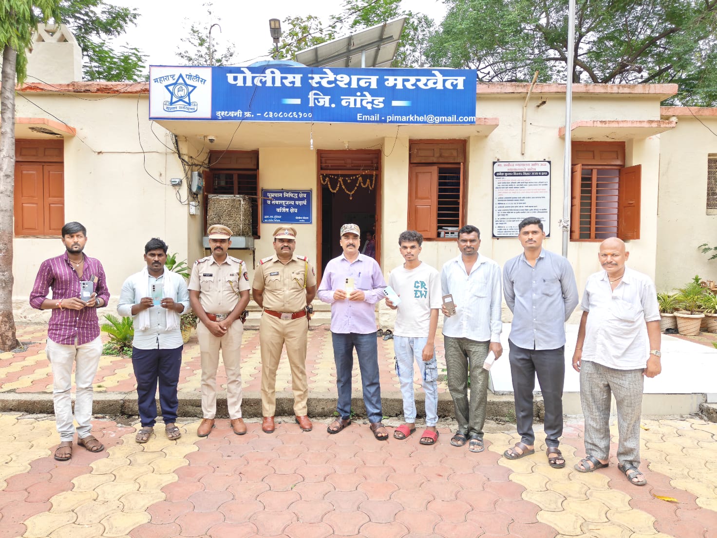 मरखेल पोलिसांची धडाकेबाज कामगिरी: १ लाख ५७ हजार रुपयांचे ७ महागडे मोबाईल शोधून मालकांना केले सुपूर्द