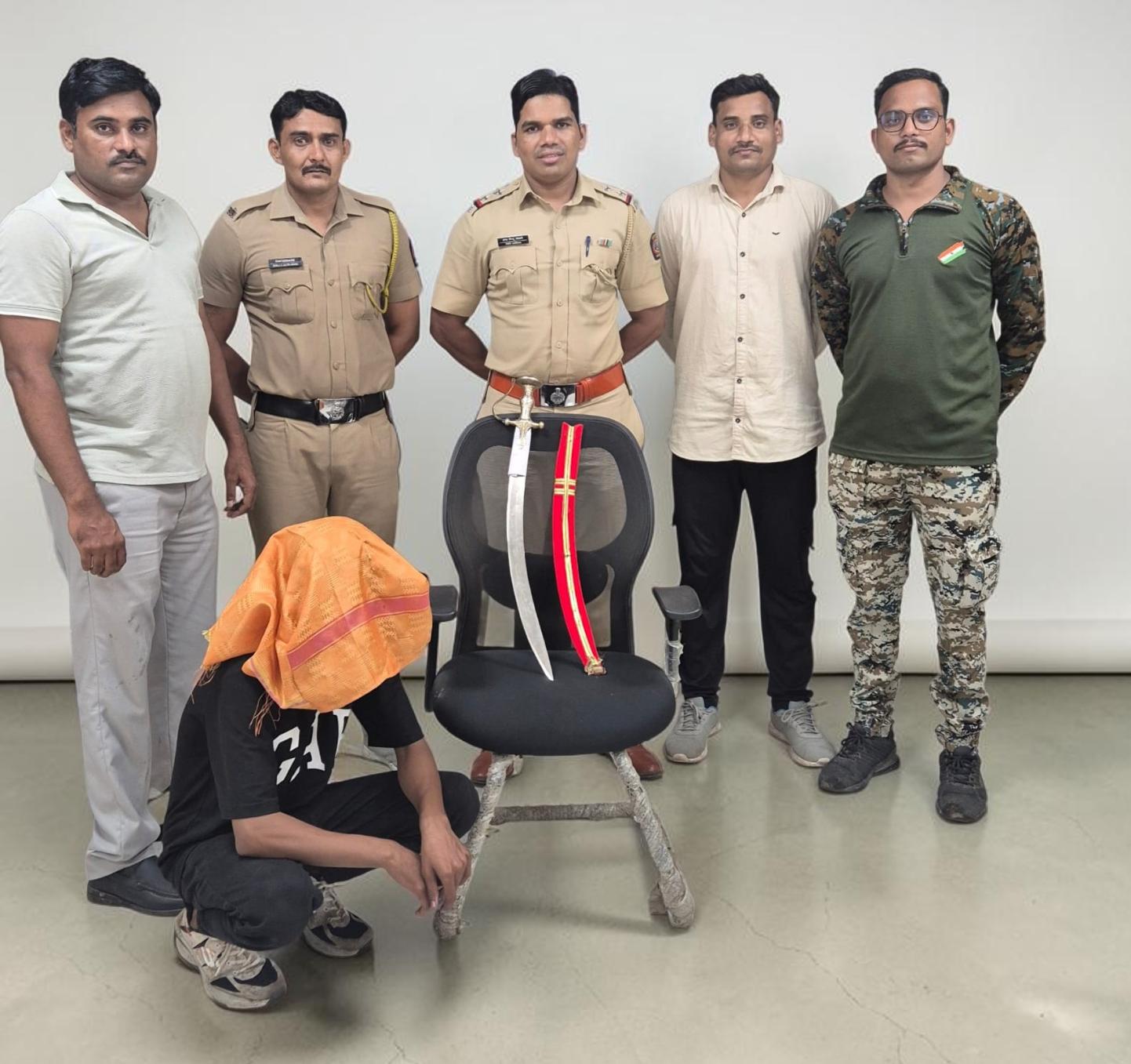 उमरखेड पोलिसांची धडक कारवाई : धारदार लोखंडी तलवार बाळगणाऱ्या इसमाला अटक; तलवार जप्त