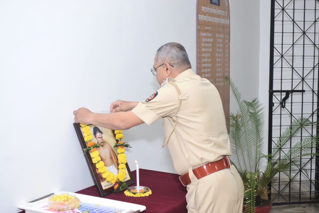 पोलीस अधीक्षक कार्यालय गोंदिया येथे संत गुलाबराव महाराज यांची जयंती साजरी*