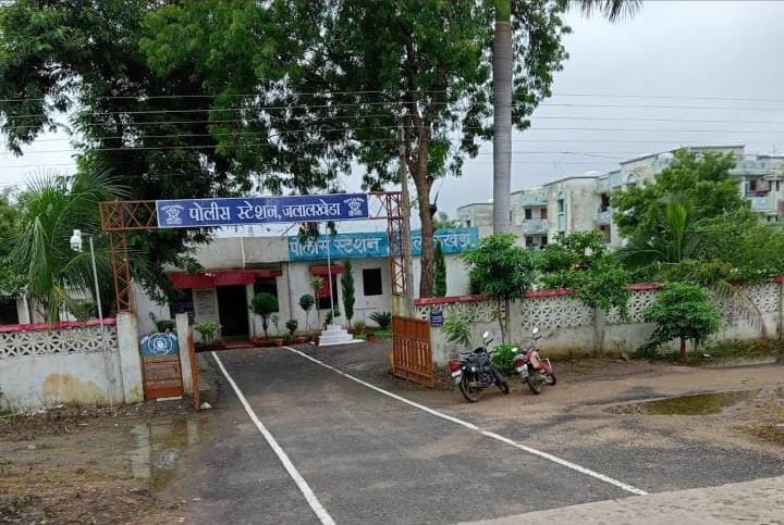 जलालखेडा पोलीस ठाण्यांतर्गत मौजा बानोरचंद्र येथील शेतात अवैध दारू बनविणाऱ्या आणि विकणाऱ्यांवर ०३ गुन्हे दाखल