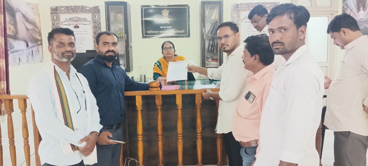 २०२४-२५ चा पीकविमा नेमका का रखडला? शेतकऱ्यांच्या प्रश्नासाठी युवक तालुका अध्यक्ष आनंद नेमीचंद जाधव यांची तहसीलदारांकडे धडक; चौकशीची मागणी