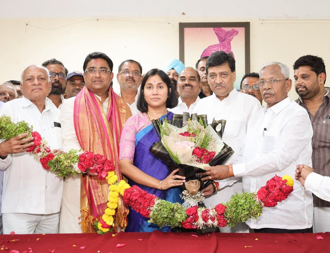 नांदेड जिल्हा मध्यवर्ती सहकारी बँकेच्या अध्यक्षपदी निर्वाचित झालेले मुखेड कंधार विधानसभेचेआमदार डॉ. तुषार राठोड