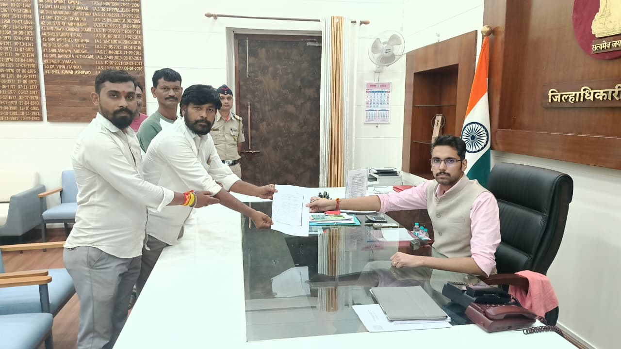 बिना संगम व भानेगावच्या पुनर्वसनासाठी निवेदन  जिल्हाधिकारी डॉ. कुमार यांना दिले निवेदन 