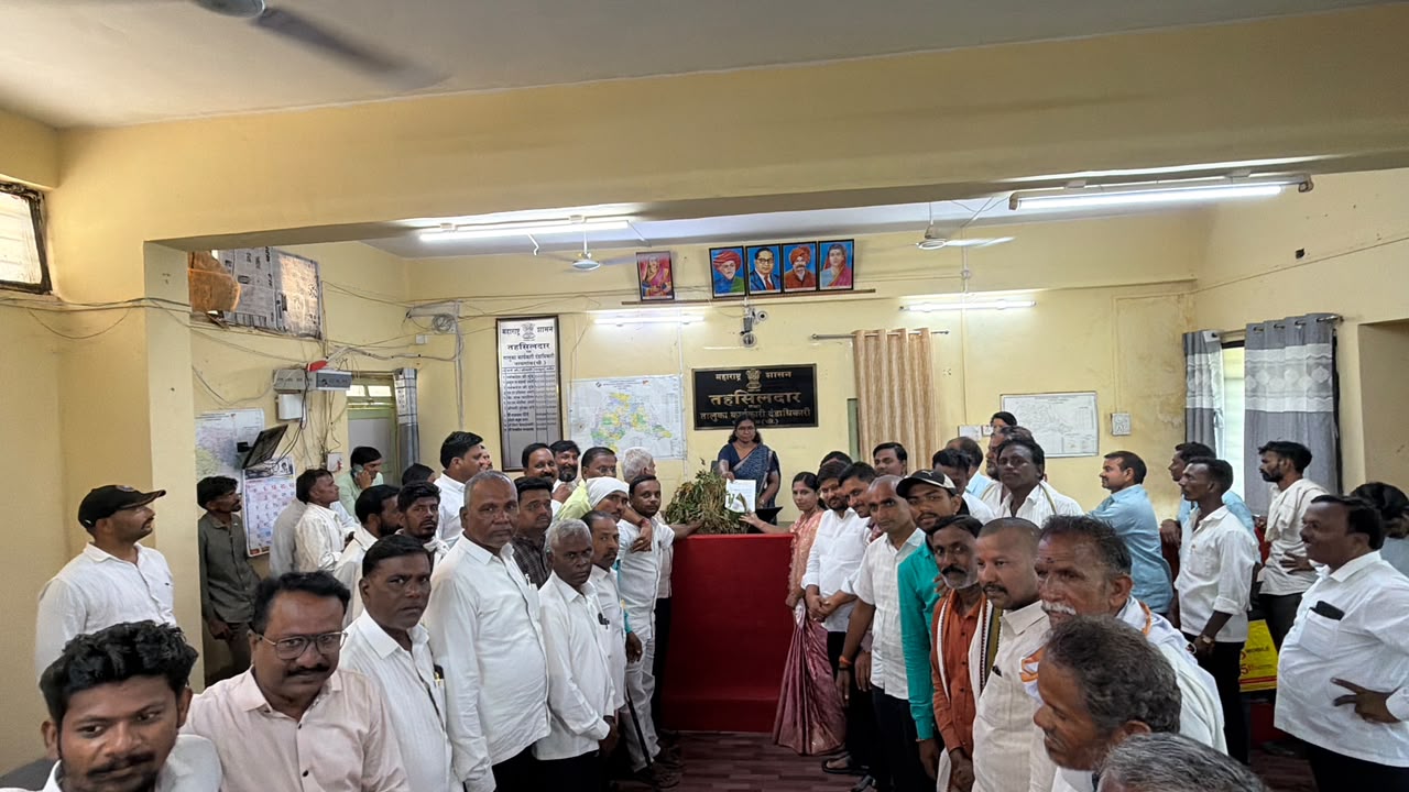 नायगाव तालुक्यात दुष्काळ जाहीर करा शेतकऱ्यांच्या सात मागण्यांचे तहसीलदारांना निवेदन